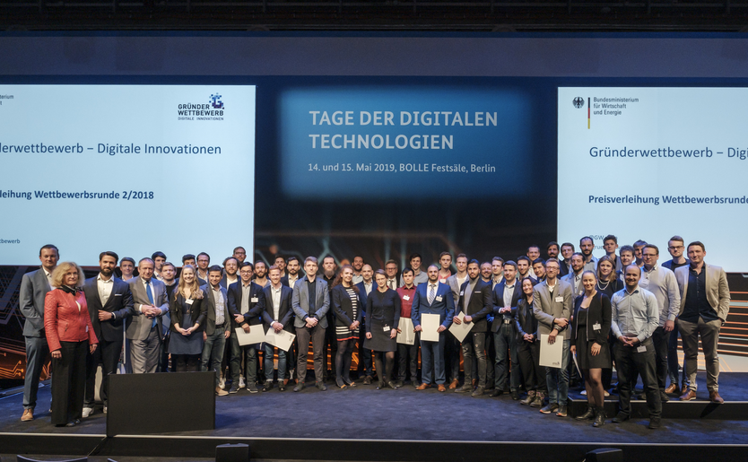 Dieses Bild zeigt eine Gruppenaufnahme der Gewinner des Gründerwettbewerb - Digitale Innovationen auf der Preisverleihung bei den Tagen der digitalen Technologien.