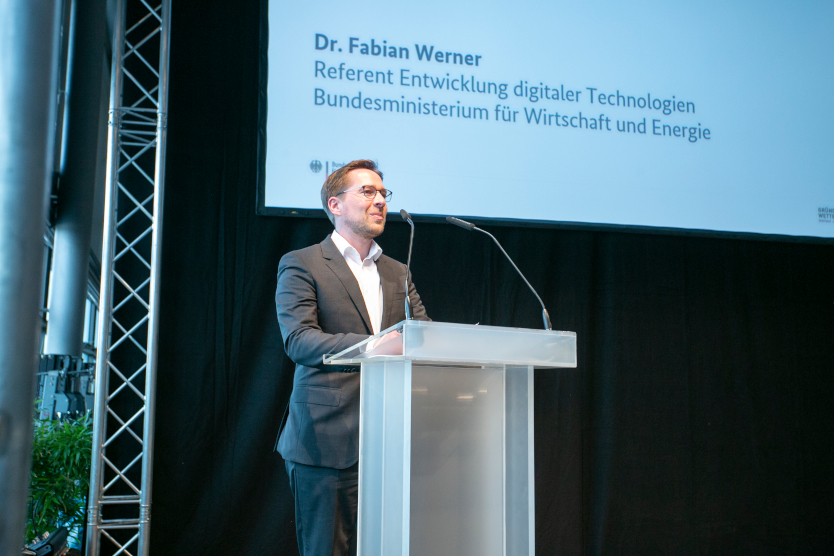 Dieses Bild zeigt Dr. Fabian Werner, Referent Entwicklung digitaler Technologien, bei der Eröffnung der Preisverleihung.