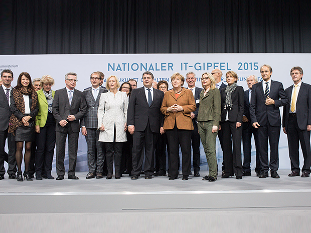 Bundeskanzlerin Angela Merkel und Bundesminister Sigmar Gabriel mit Teilnehmern des Nationalen IT-Gipfels 2015; Quelle: BMWi\Espen Eichhöfer
