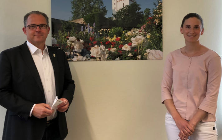 Bürgermeister Patrick Kunkel und Chief Digital Officer Jasmin Herborn aus Eltville am Rhein