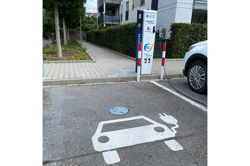 Der Mobilitätsstation mit Smart Parking Sensor und Ladesäule