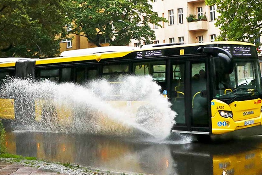 spritzendes Wasser ausgelöst durch den Bus