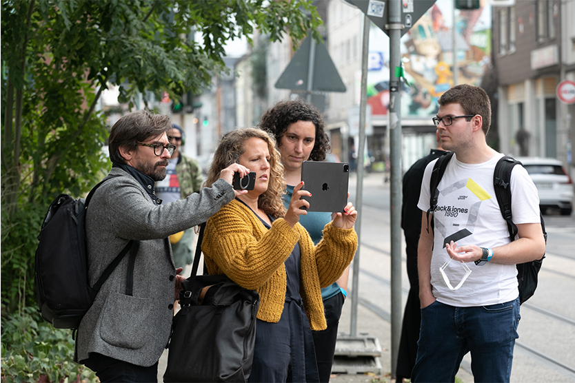 Bürger bei der Nutzung der App “cityscaper” während des Places VR_ Festivals 2021 in Gelsenkirchen