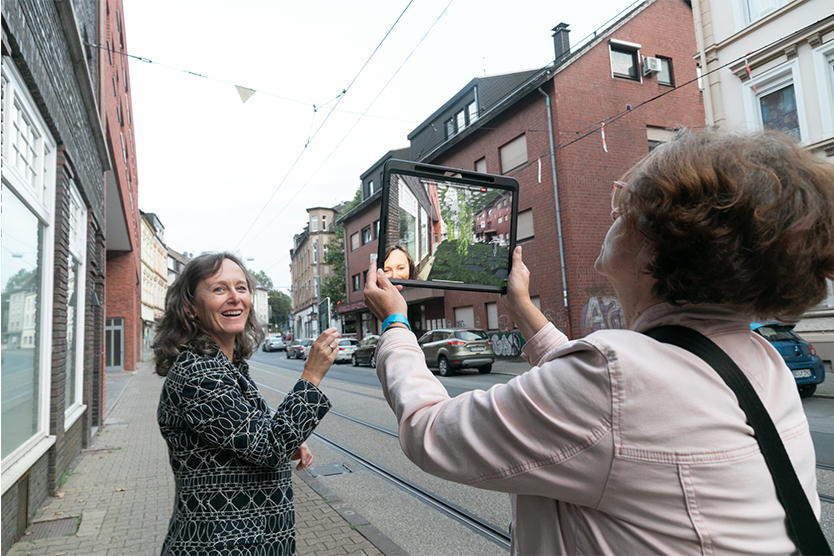 Bürgerinnen bei der Nutzung der App “cityscaper” während des Places VR_ Festivals 2021 in Gelsenkirchen