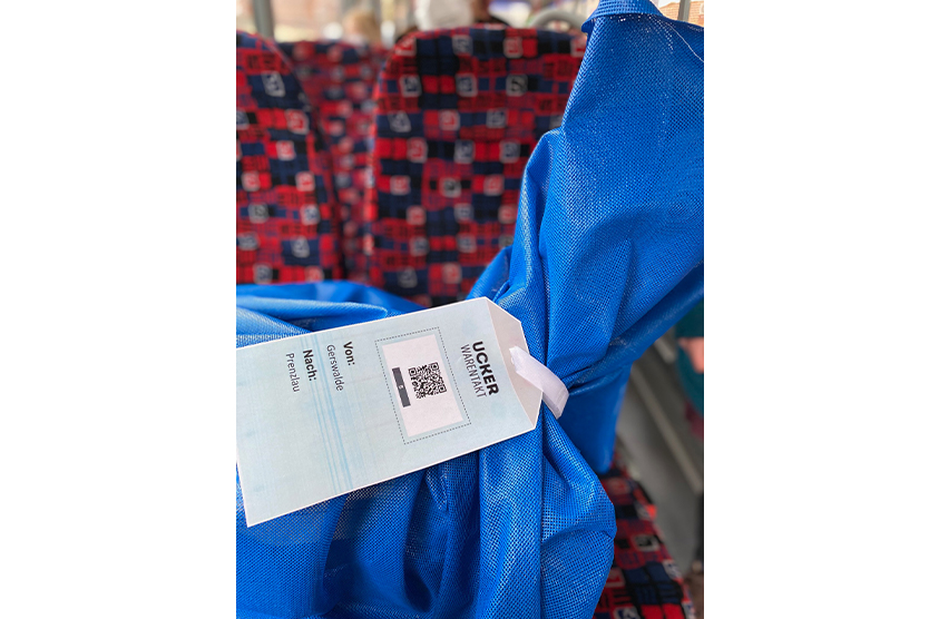 Transportsack mit Label im Bus